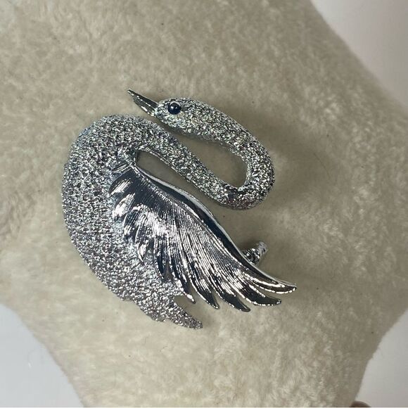 Gerry's Signed Vintage Silver Tone Swan Brooch - Picture 1 of 8